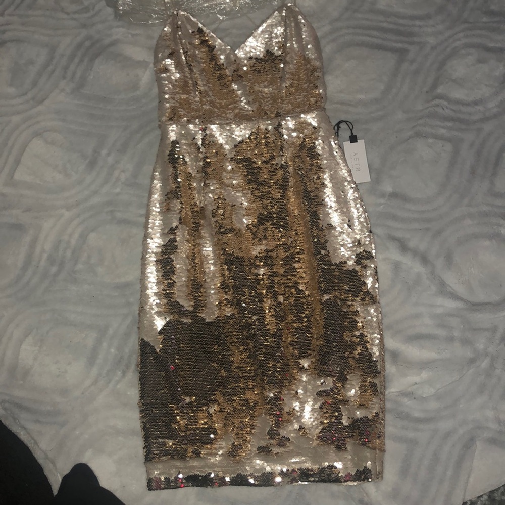 ♥️💚 perfect for a Christmas party~ Sparkly gold & beige sequin dress